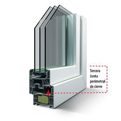 Detalle de esquina de ventana de PVC con triple acristalamiento y junta perimetral de cierre