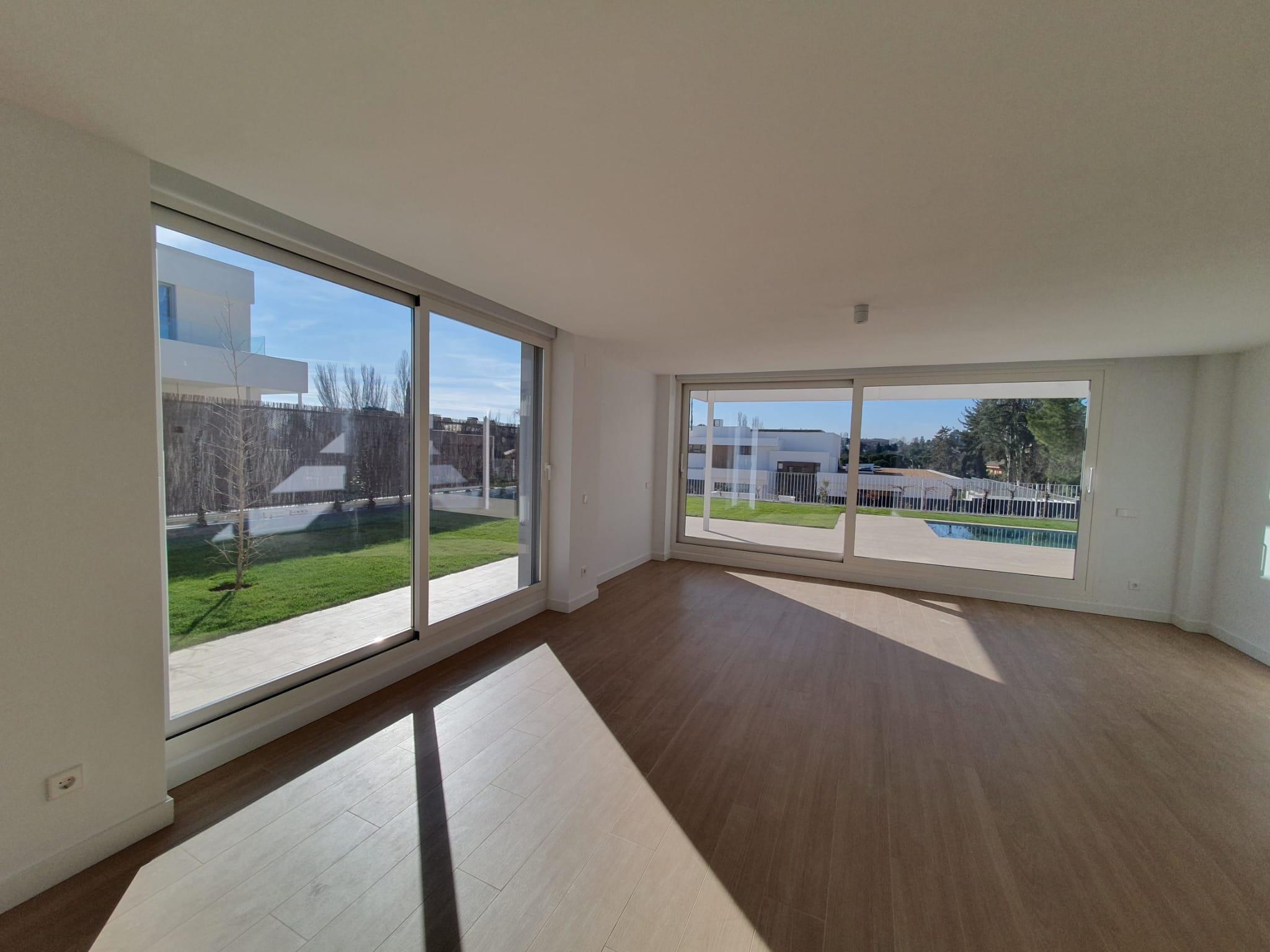 Interior luminoso con grandes ventanales correderos