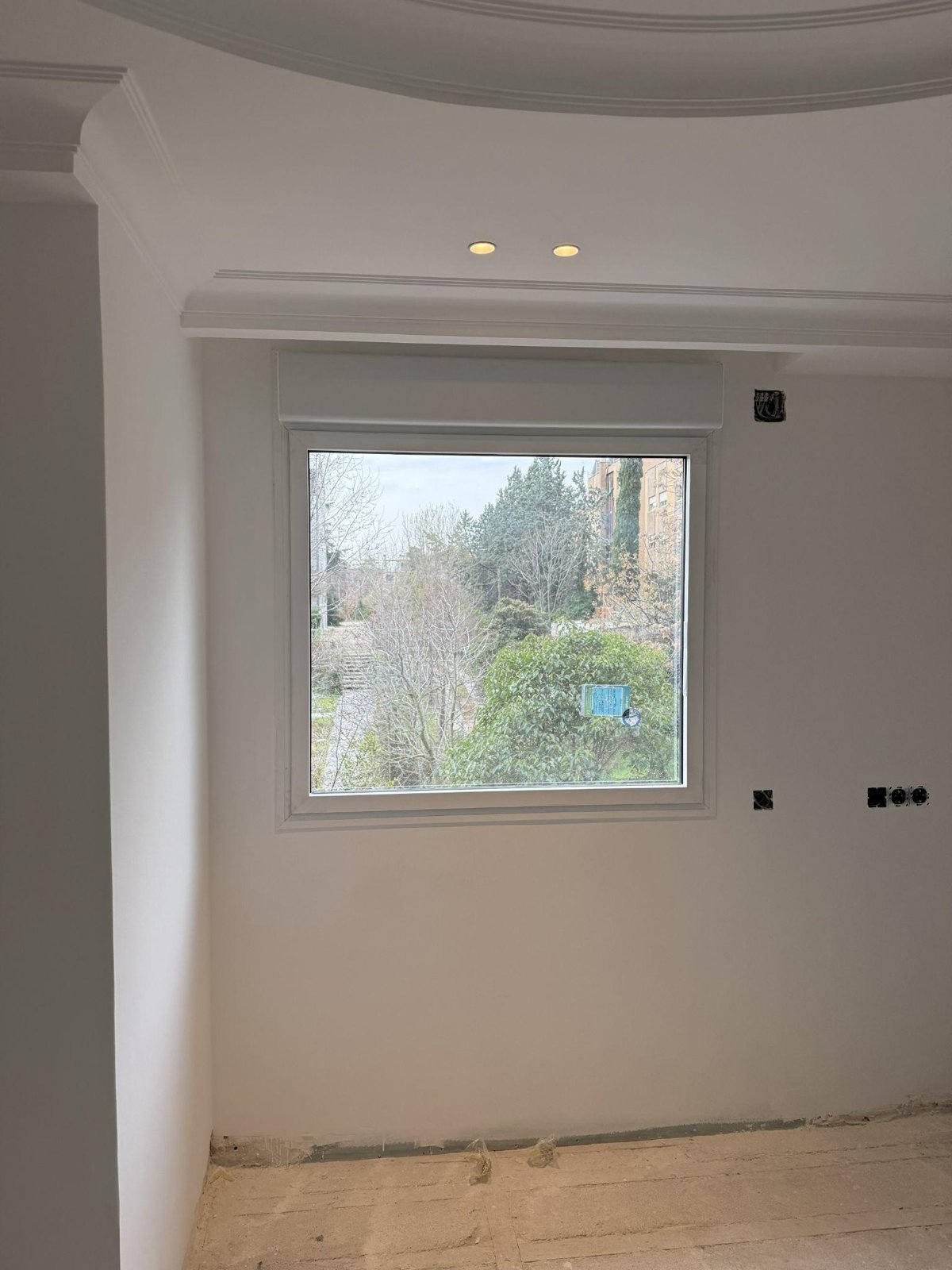 Ventana fija tipo mirador con perfil minimalista Cortizo