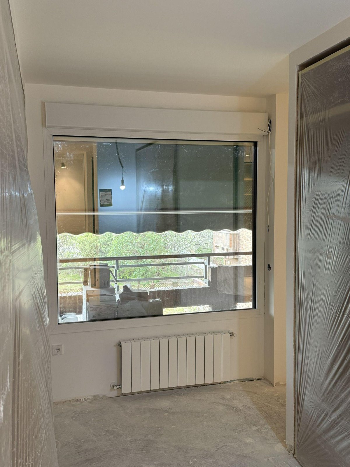 Ventana Cortizo con cajón de persiana motorizada Somfy integrado en vivienda de Madrid